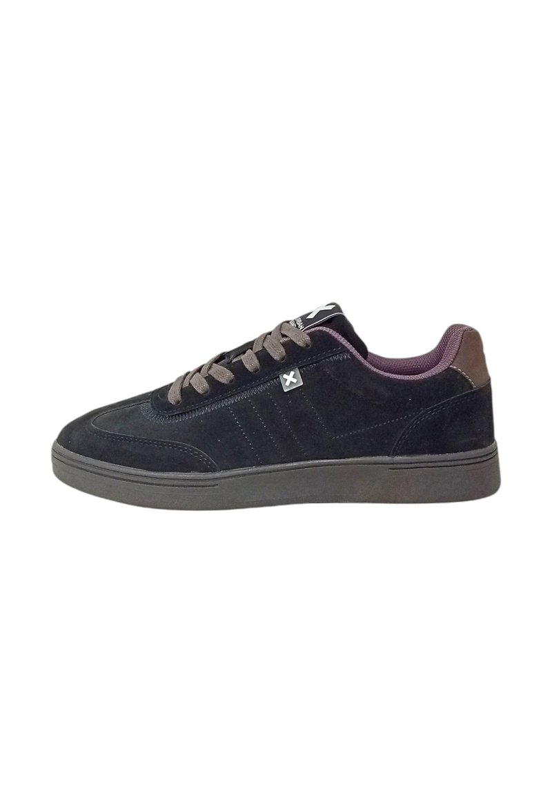 Sneakers in suede nera con suole in gomma grigia, con punta arrotondata, dettagli marroni sul tallone e lacci piatti marroni.