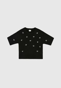 Pull noir à manches courtes avec un col rond, agrémenté de broderies de fleurs blanches éparpillées et d'ourlets texturés côtelés. Tissu tricoté doux.