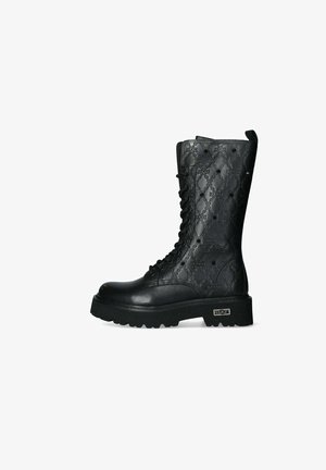 Stivali militari neri stringati con finitura testurizzata, caratterizzati da un upper a motivo, suola robusta e dettaglio del logo sul lato.