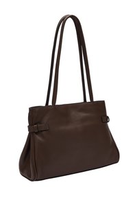 Brązowa torba typu tote z dwoma uchwytami, gładką fakturą i detalem z fałdą. Na bokach ozdobiona dodatkowymi akcentami dla efektu wizualnego.