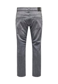 Jeans de mezclilla gris, con diseño de pierna recta, cintura de tiro medio, estilo con cinco bolsillos, ligero desgaste y un parche con logo en la pretina.