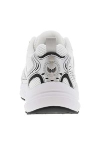 Zapatilla deportiva blanca con parte superior de malla, acentos negros, detalles texturizados y una pestaña trasera. Presenta un logotipo circular con alas.