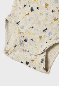 Beżowe body niemowlęce z krótkim rękawem, ozdobione wzorami kwiatów i ważek w kolorach żółtym, niebieskim, różowym i granatowym. Zapięcie na napy na dole.