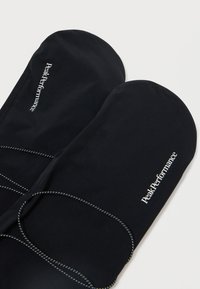 Czarne rękawiczki z miękkiego materiału z białym logo "Peak Performance". Posiadają kontrastowe przeszycia i zaokrąglony krój.