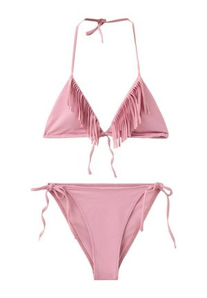 Bikini rosa de dos piezas con lazo halter en el cuello, detalle de flecos en el top triangular y lazos laterales en la parte inferior.