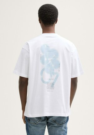 Witte katoenen t-shirt met een grote, lichtblauwe grafische opdruk en tekst op de achterkant. Relaxte pasvorm met korte mouwen en ronde hals.