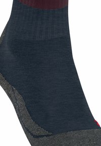 Dunkelblaue Socke mit bordeauxroten und grauen Akzenten, geripptem Muster, verstärkter Zehenpartie und reflektierendem Material nahe dem Knöchel.