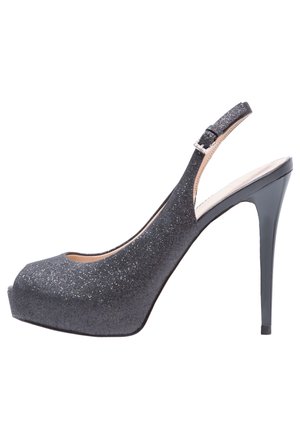 Zapatos de tacón alto tipo slingback con glitter negro, punta abierta, plataforma frontal y tacón de aguja. Parte superior texturizada y correa ajustable en el tobillo.