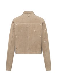 Beige Wildlederjacke mit langen Ärmeln, Kragen und verstreuten kleinen Metallnieten auf dem Rücken und den Ärmeln.