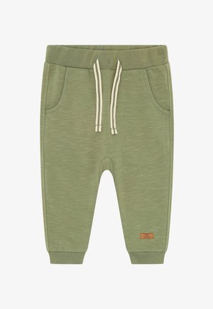 Olivgrüne Sweatpants für Kleinkinder mit elastischem Bund, weißen Kordeln, Seitentaschen und gerippten Bündchen, mit einem kleinen braunen Patch am Bein.