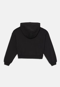 Crna skraćena hoodie majica s čvrstom teksturom, s obloženom kapuljačom, rebrastim rukavima i donjim rubom. Nema vidljivih logotipa ili uzoraka.