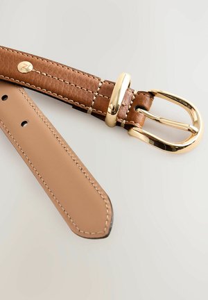 Barna bőrszíj textúrázott felülettel, aranyszínű fémbúrával és világos varrással az élein. Állítható több lyuk segítségével.