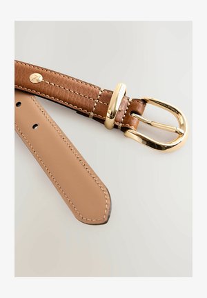 Brūns ādas josta ar teksturētu virsmu, zelta krāsas metāla sprādze un gaišie šuvumi gar malu. Regulējama ar vairākiem caurumiem.
