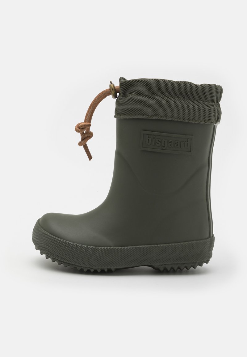 Botte de pluie en caoutchouc verte avec un revers texturé et pliable, une sangle en cuir ajustable et une semelle robuste pour une meilleure traction. Logo sur le côté.