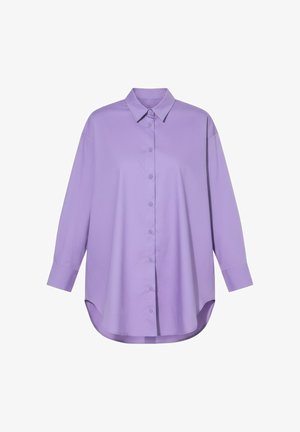 Chemise lilas à manches longues avec boutons, col pointu, manches retroussées et ourlet arrondi.