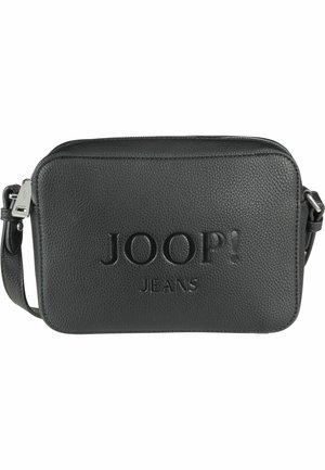 Czarna torebka na ramię z teksturowanej skóry z wytłoczonym logo "JOOP! JEANS" oraz regulowanym paskiem z srebrną klamrą.