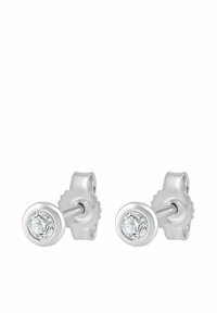 Srebrne kolczyki na sztyft z przezroczystym, okrągłym kamieniem z cyrkonii w gładkiej, okrągłej oprawie typu bezel oraz prostym sztyftem i zamknięciem.