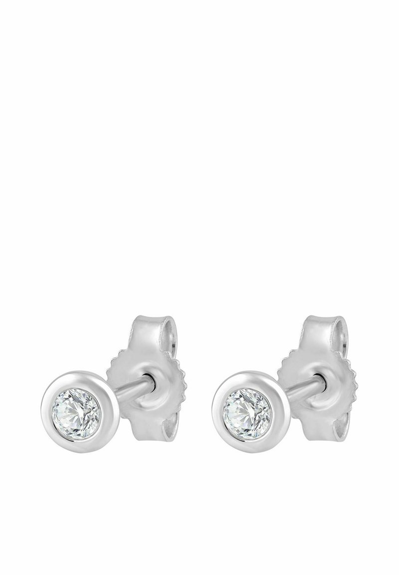 Srebrne kolczyki na sztyft z przezroczystym, okrągłym kamieniem z cyrkonii w gładkiej, okrągłej oprawie typu bezel oraz prostym sztyftem i zamknięciem.