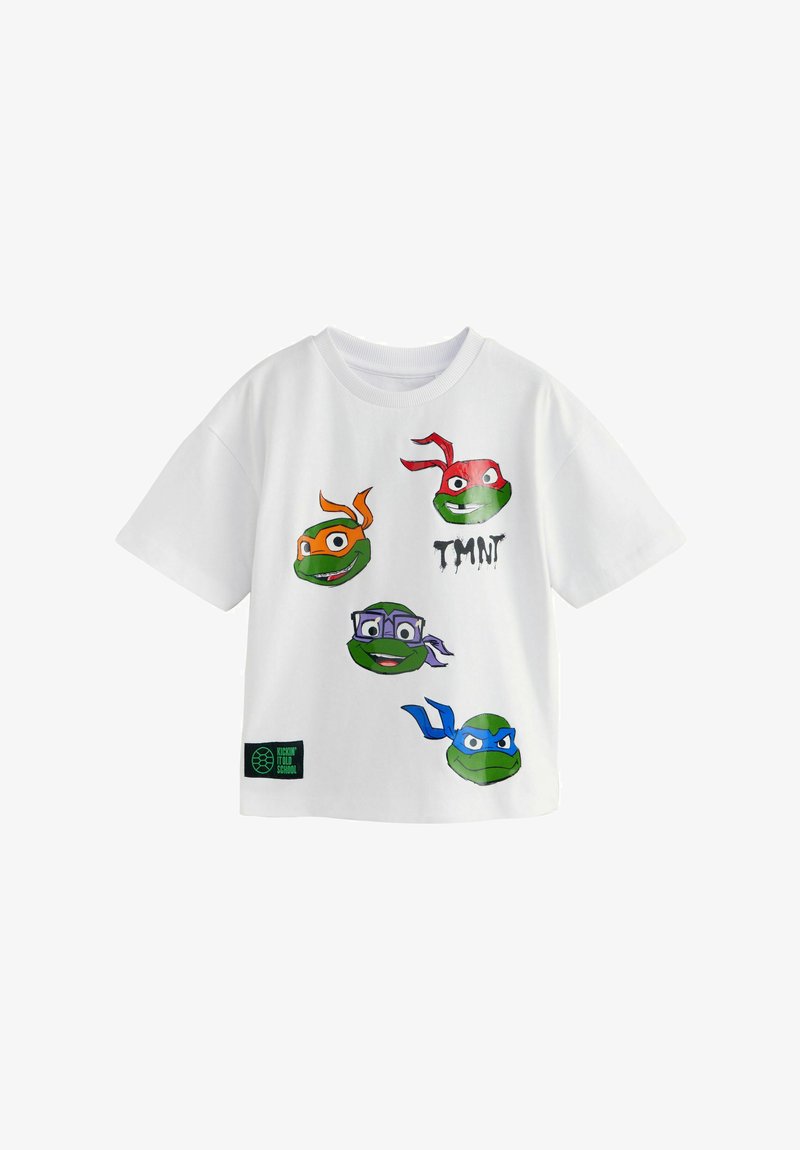 T-shirt blanc à manches courtes avec quatre visages des Tortues Ninja en masques rouge, orange, violet et bleu, avec le texte "TMNT" imprimé.