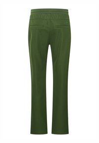 Pantalons verts légers avec une coupe droite, taille élastique et deux poches arrière. Texture lisse avec des détails de couture subtils.