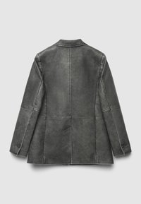 Blazer in pelle grigia con una vestibilità strutturata. Presenta un colletto a rilievo, cuciture visibili e bottoni decorativi sulle maniche. Texture liscia. Vista posteriore.