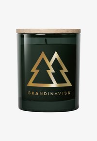 Tarro de vela verde oscuro con tapa de madera, logo de doble árbol dorado y texto "SKANDINAVISK" debajo del logo en la parte frontal.