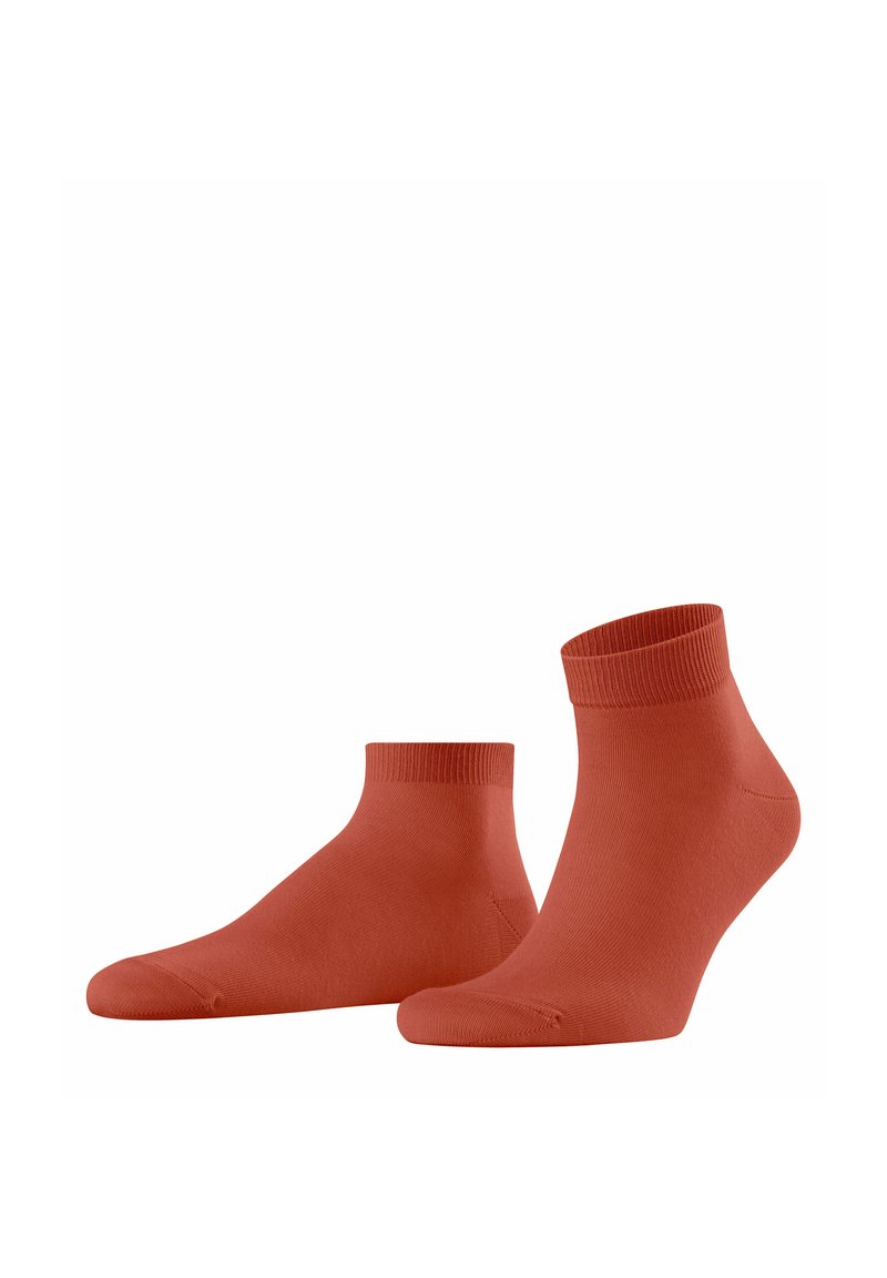 Chaussettes de cheville rouges avec des bords côtelés, texture lisse et design sans couture au niveau des orteils. Fabriquées en matériau doux et extensible pour un confort optimal.