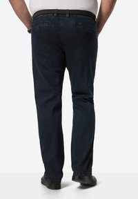 Jeans de mezclilla oscura con un diseño de pierna recta, con un clásico corte de cinco bolsillos y un cinturón de tela negra. Textura suave y sin patrones visibles.