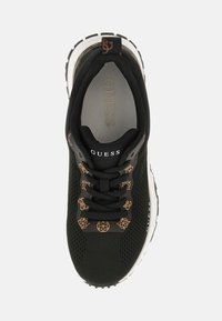 Sneaker nera con tomaia in rete, caratterizzata da dettagli del logo in oro e colletto imbottito. Suola bianca con battistrada testurizzato per una migliore aderenza.