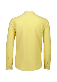 Camicia a maniche lunghe in tessuto giallo chiaro con una texture liscia, polsini abbottonati e un orlo curvo. La vista posteriore mostra un design con colletto classico.