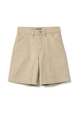 Pantalones cortos beige hasta la rodilla con botón frontal, cremallera, trabillas para cinturón y grandes bolsillos frontales en ángulo.