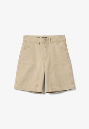 Beige knielange korte broek met voorste knoop, rits, riemlussen en grote schuine voorzakken.