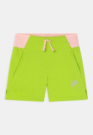 Lysegrønne Nike Air-shorts med lyserødt hoftebånd og snøre, forlommer og små sideslidser på ensfarvet baggrund.