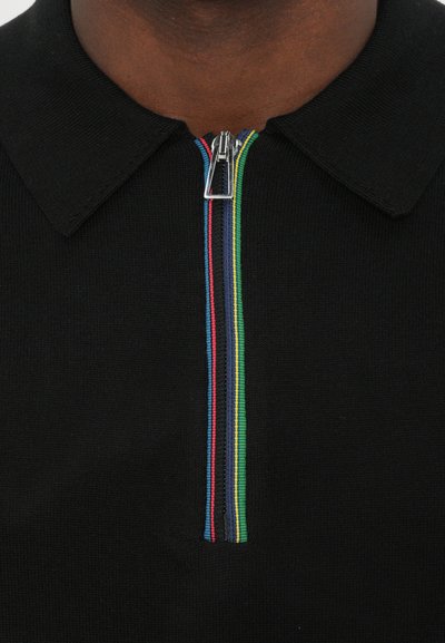 Musthave mustavärviline polo särk, millel on lukuga sulgemine ja mitmevärviline ribaaktsent. Kangas on tekstuurse kudumisega lõpetatud. Klassikaline kraediisain.