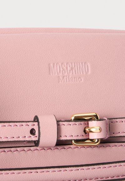 Bracelet en cuir rose avec boucle dorée et logo "Moschino Milano" embossé sur fond en cuir texturé.