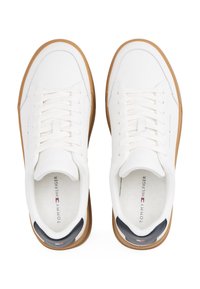 Weiße Leder-Sneaker im Low-Top-Design, mit einer Sohle aus Gummi, gepolstertem Kragen und dezentem Branding an der Zunge.