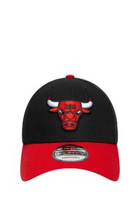 Gorra negra con visera roja, que presenta un logo bordado de un toro en rojo y blanco en la parte frontal. Correa ajustable para un mejor ajuste.