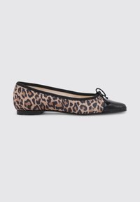 Bailarinas de leopardo con punta de charol negro, que presentan un lazo decorativo y una suela baja y flexible. Material textil con textura suave.