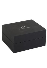 Fekete, sima kartonból készült téglalap alakú doboz, tetején a "A|X ARMANI EXCHANGE" felirattal ellátott, fehér dombornyomott logóval.