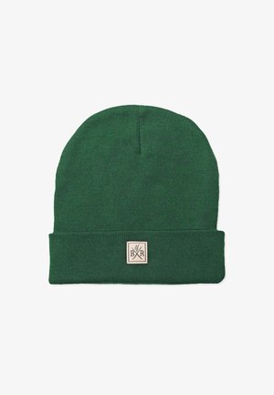 Vihreä neulottu pipo, jossa on käännekuva, ja siinä on beigen värinen neliön muotoinen etiketti, jossa on ristikkäin välineitä ja kirjaimet "BXR". Yksinkertainen muotoilu, pehmeä rakenne.