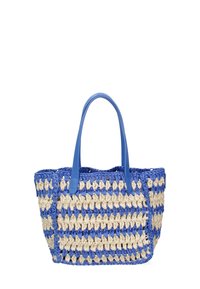 Geweven tote bag in blauw en crèmekleur, met een gestreept patroon. Het heeft twee blauwe handvatten en een gestructureerde afwerking. Ruimtelijk, open-top ontwerp.