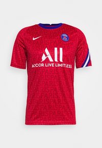 Camiseta de fútbol roja del Paris Saint-Germain con cuello azul, texto repetido "PARIS", logo de Nike en blanco, escudo del club y patrocinador "Accor Live Limitless".
