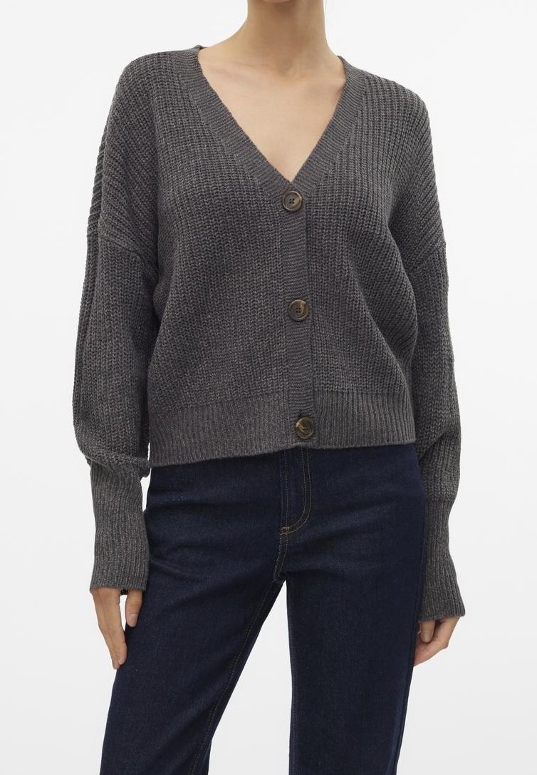 Harmaa neulottu neuletakki, jossa on syvä V-pääntie, pitkät hihat ja kolme etunappia. Kankaan tekstuuri ja lyhyt siluetti.