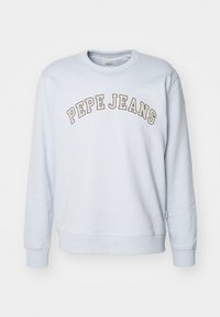 Sudadera de color azul claro hecha de una mezcla de algodón. Presenta puños y dobladillo acanalados, con "PEPE JEANS" impreso en un diseño curvado a lo largo del pecho.