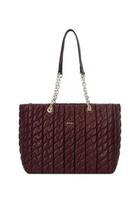 Sac à main matelassé bordeaux avec des bandoulières en chaîne argentée, présentant une surface texturée et un détail logo à l'avant. Forme rectangulaire généreuse.
