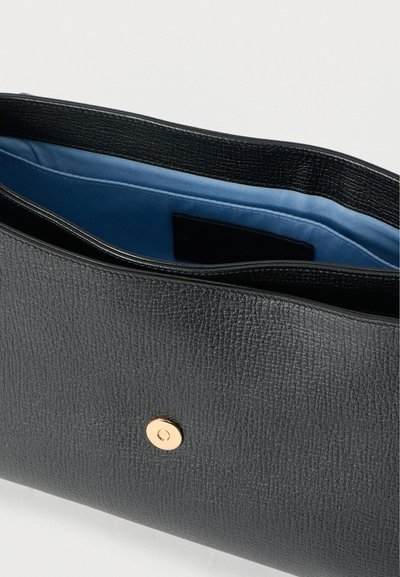 Μαύρο πορτοφόλι χειρός από υφή δερμάτινη, με χρυσό κλείσιμο με πατητό κουμπί, διαθέτει μπλε εσωτερική επένδυση και εσωτερική τσέπη για οργάνωση.