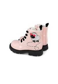 Botas de tobillo de charol rosa con cordones negros, que presentan un parche de oveja con gafas de sol rojas y costuras en puntos a los lados. Suela de goma negra.