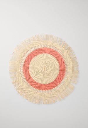Runder Tischset aus natürlichen Fasern in Creme mit korallenfarbenen runden Akzenten und fransigem Rand für Textur.