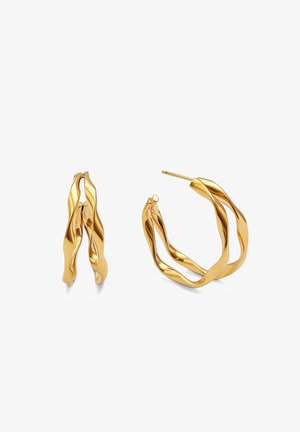 Paire de boucles d'oreilles créoles torsadées en or avec une finition brillante et polie, l'une vue de profil, l'autre de face avec la tige visible.