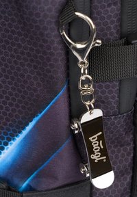 Zaino nero e viola in tessuto con motivo esagonale, dotato di un fermaglio argentato e di un'etichetta che mostra "boaqi" in caratteri stilizzati.
